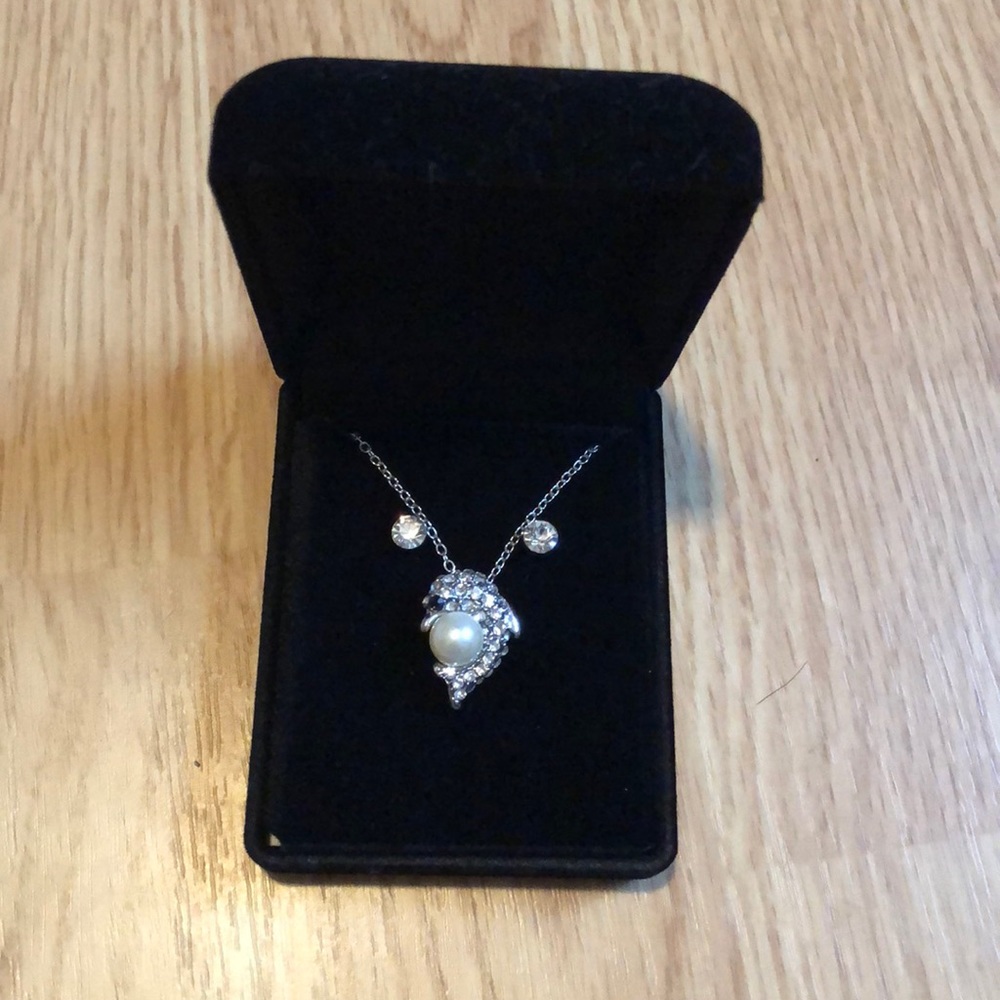 Dolphin pearl necklace with earrings.